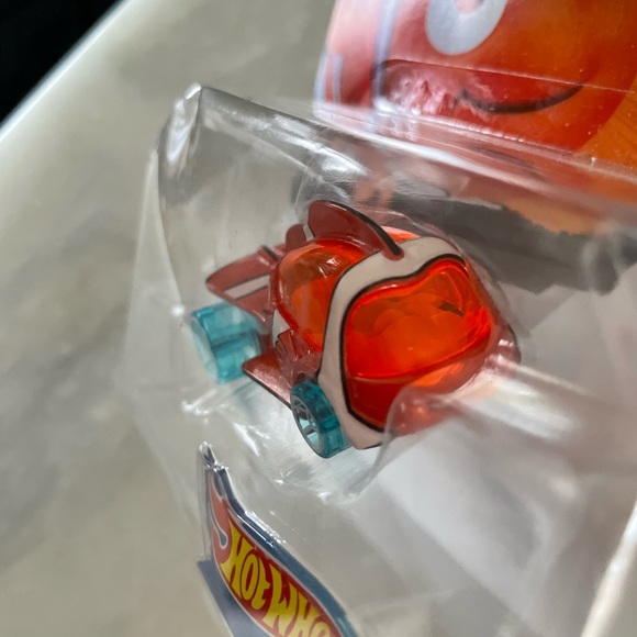Hot Wheels Disney Character Finding Nemo Car Series 3 - Picture 4 of 4